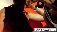 播放 热气腾腾的女同性恋监狱行动：卡普里·卡瓦尼和黑发情人