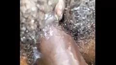 चलाएँ मेरी सुडौल गृहिणी की मलाईदार लंड से भरी गीली चूत