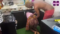 Reproducir Intensa cogida dura de una criada de ébano por un pago extra: puta negra monta una gran polla