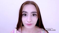 Reproduzir Ação lésbica quente com morena petite no elenco de adolescentes