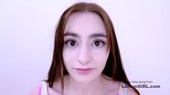 Reproduzir Ação lésbica quente com morena petite no elenco de adolescentes