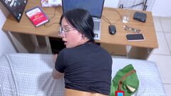 Abspielen Muschi des süßen Gamer -Mädchens nass und bereit zum Handeln