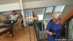 Oynat Olgun sarışın büyükanne arkadan sert lanet olsun