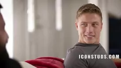 Jouer Le beau-père musculaire donne la première pipe au beau-fils excité