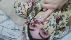 Riproduci MILF arabo rivestito di hijab mentre il marito prega: vero orgasmo