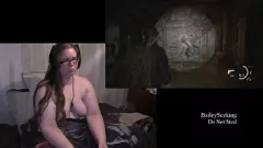 Redare Gameplay -ul obraznic din SUA 2: gagica brunetă devine dezbrăcată și fulgează tatuajul, fundul mare și figura curbă