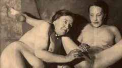 Oynat Tüylü retro MILF gizli hayatını ortaya çıkarıyor: Vintage büyükanne fanny lanet