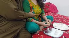 播放 异国情调的desi继母Sobia Nasir在切蔬菜时性交