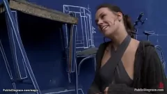 Afspelen Public bondage -sessie met de Duitse subfuckprincess Donna en Tommy Pistol