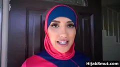 Jouer Une femme au foyer musulmane paie son loyer avec une chatte arabe chaude