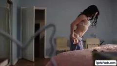 Reproduzir T-Girl Ariel Demuredz dá um boquete intenso na garganta profunda para o enteado