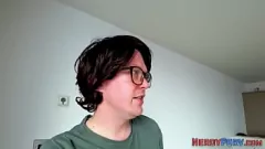 Reproduzir Uma prostituta de Yorkshire dá seu primeiro boquete e punheta em Leeds, enganada e transformada em realidade pornô HD