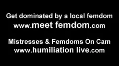 Reproducir Experimenta la máxima humillación cuando una dominación femenina dominante toma el control y te hace gritar como una pequeña perra en esta intensa sesión de penetración POV.