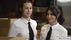 播放 丰满的拉丁人妖科洛·凯 (Khloe Kay) 用充满激情的人妖性爱来引诱她的同事