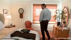 تشغيل صاحب المنزل المهيمن يربط ويمارس الجنس تقريبًا مع خادمة شقراء بريئة في مشهد bdsm مكثف