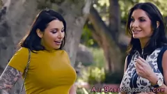 تشغيل مفلس سيلفيا سايج و آيفي ليبيل في جلسة تدليك مثلية مشبع بالبخار مع المقص الشديد والإصبع