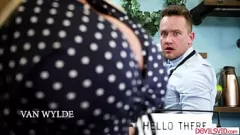 تشغيل جبهة تحرير مورو الإسلامية ناضجة Alura Jenson يعطي المص المذهل والملاعين الشباب باريستا مع كس حلق