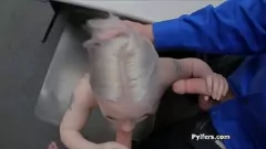 चलाएँ एक युवा सुनहरे बालों वाली किशोर शौकिया को एक कार्यालय त्रिगुट टैग-टीम कट्टर कार्रवाई में दो सुरक्षा गार्डों पर उंगली उठाई जाती है और मुंह बंद कर दिया जाता है