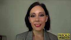 Riproduci Una MILF bruna sottomessa in calze viene legata e scopata in profondità