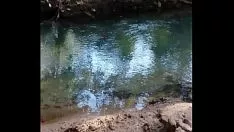 Putar Persetan panas di tepi sungai
