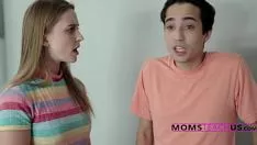 चलाएँ माँ अपने बेटे को उसकी अप्सराओं से बचाने के लिए उनमें गिरती है