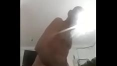 Riproduci Il vecchio ragazzo prende un grande gumshoe