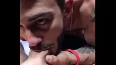 Oynat Benim yünlerimin başlığını attı ve seninle bantlamak için topladığımı söyledi. dövmeli çerçeve ve blasta fiiller