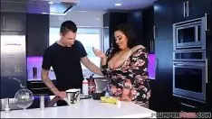 Oynat Kapak kızı nirvana açlık dondurma dondurma dondurma ve sashay bir karışıklık çalışır