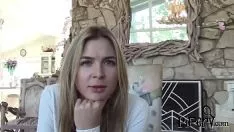 Odtwórz Blondynka mająca gumkę tantalise duen okrąża jej słodycz, zobacz