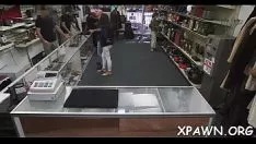 Jouer Une concubine dans l'enregistrement vidéo du monde ouvre ses portes et fait le tour